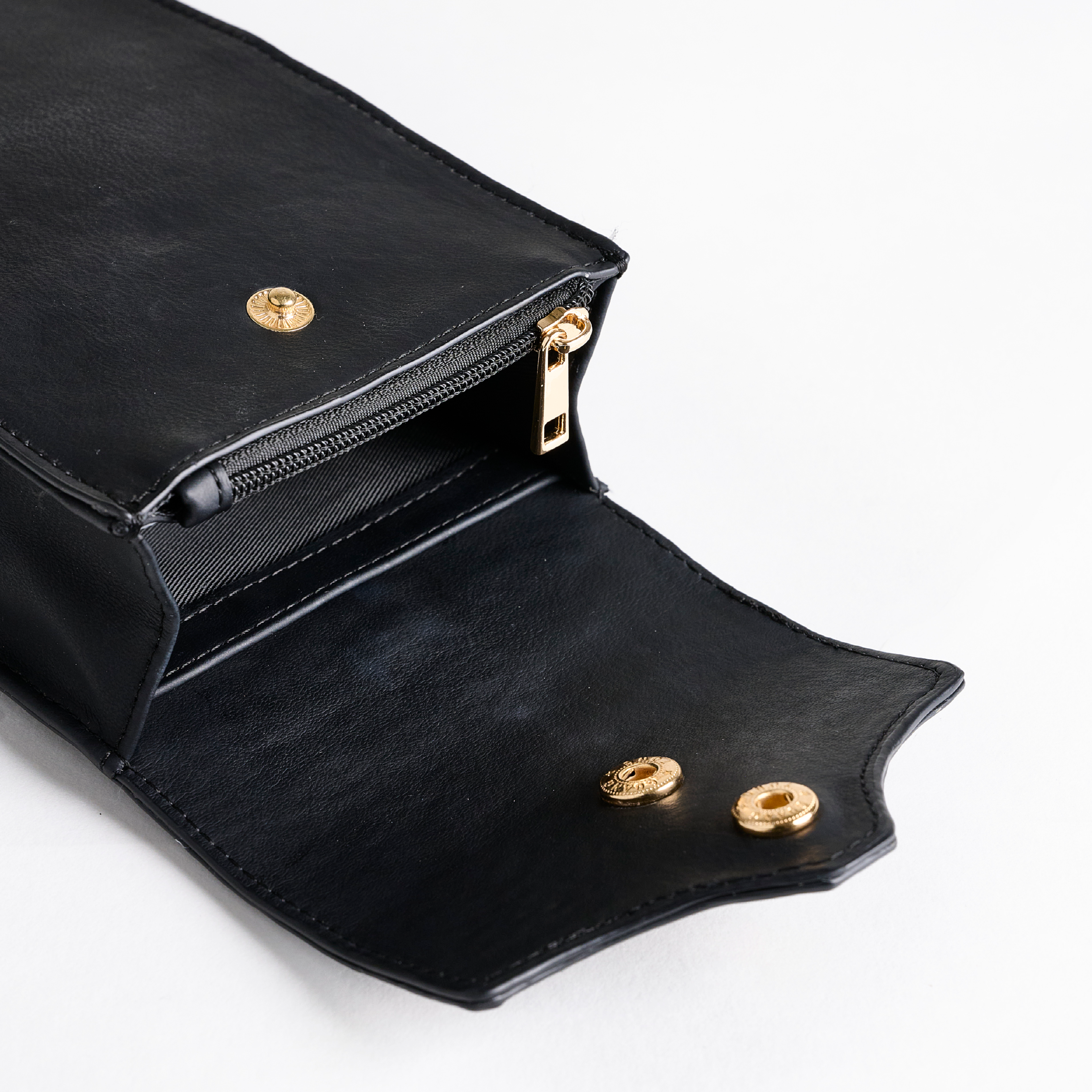 Smartphone-Tasche mit kleinen Staufächern